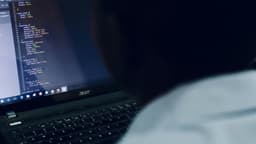 راهنمای کامل طراحی و توسعه نرم‌افزارهای سفارشی:6 مرحله تا ساخت یک نرم‌افزار کامل